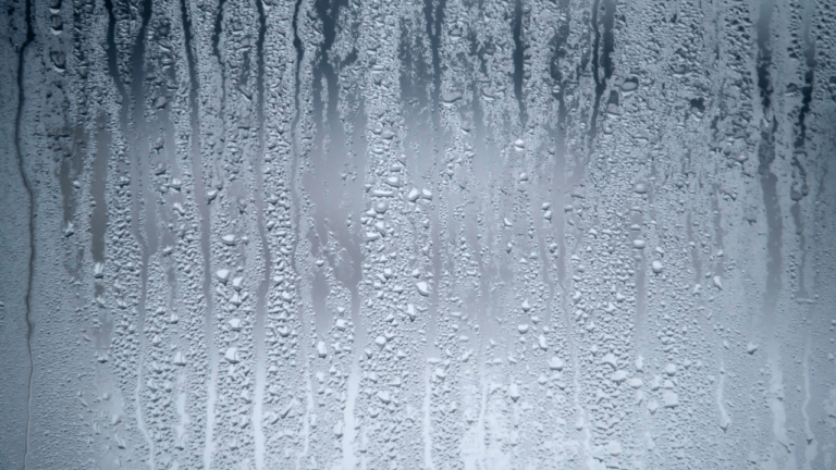 Parujące okna w domu. Co zrobić, żeby okna nie parowały?